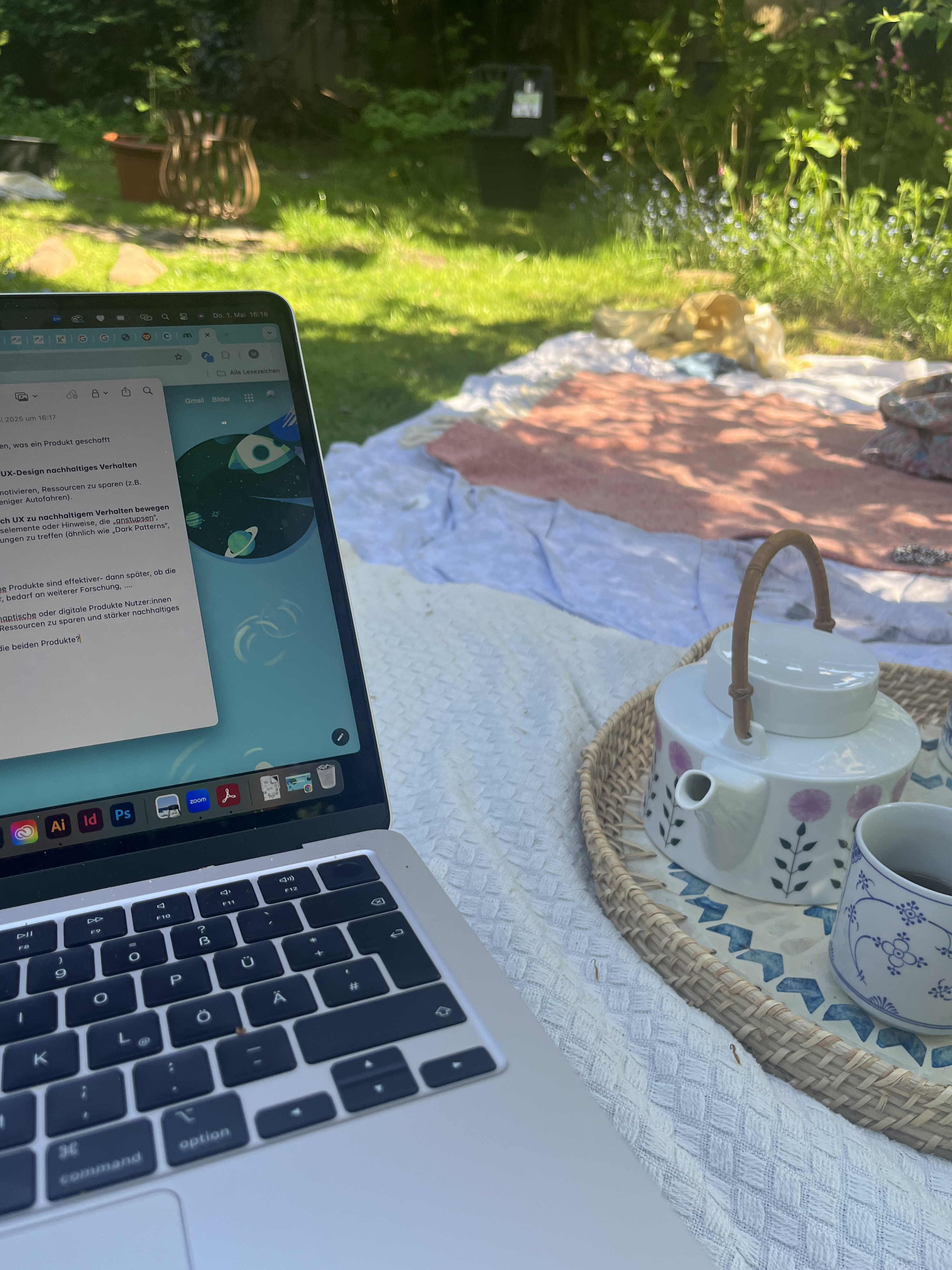 Marie Thiele mit einer Tasse Ostfriesentee
